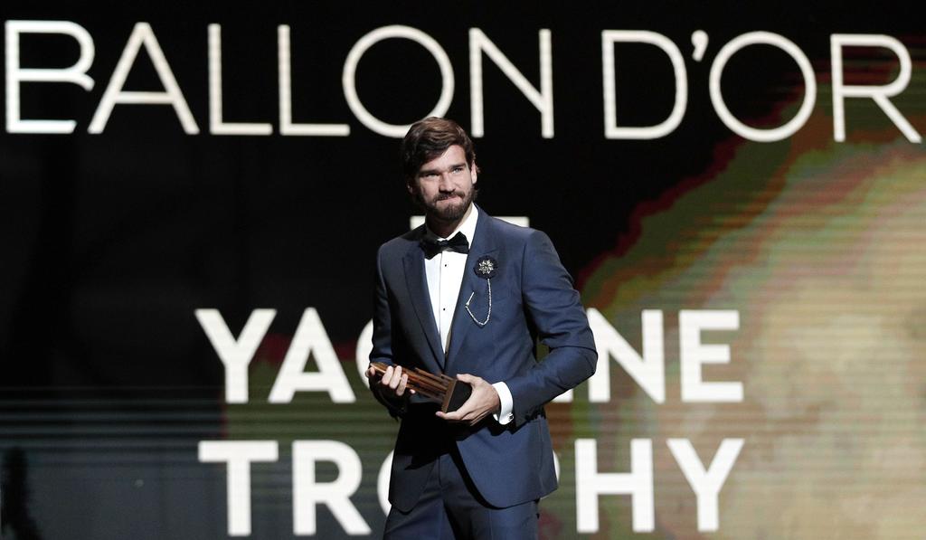 Alisson Becker gana el trofeo Yashin al mejor portero