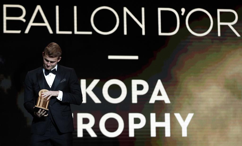 De Ligt es galardonado con el trofeo Kopa al mejor jugador joven