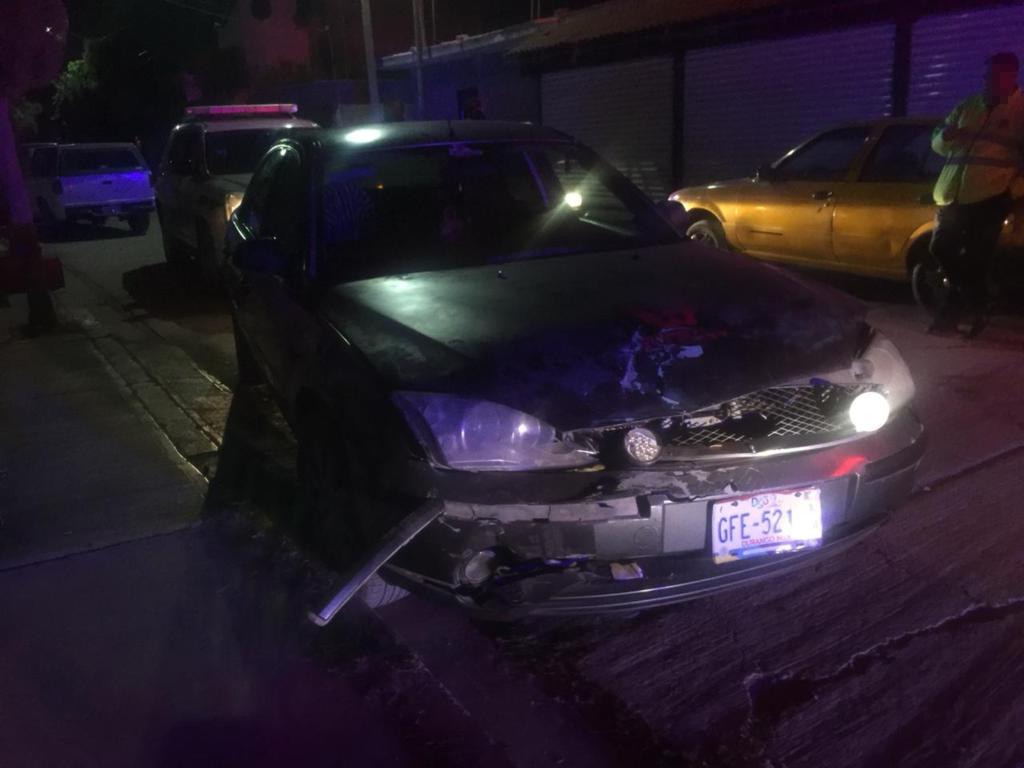 Conductor ebrio se impacta contra auto estacionado en Gómez Palacio