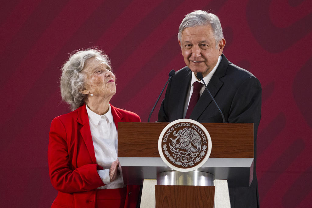 Elena Poniatowska reitera apoyo a AMLO tras su 'difícil' primer año