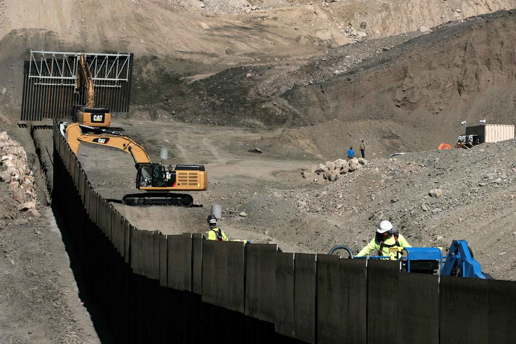 Juez de Texas ordena a partidarios de Trump no construir muro fronterizo