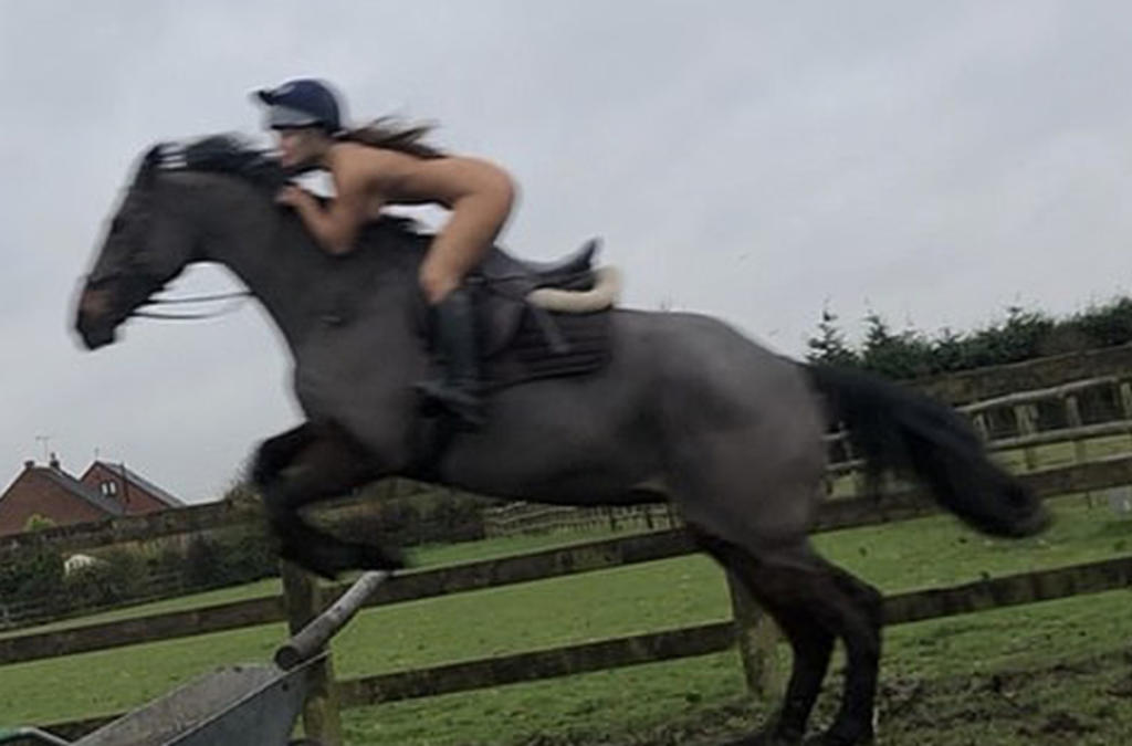 Chica monta a caballo desnuda para sensibilizar sobre uso de casco