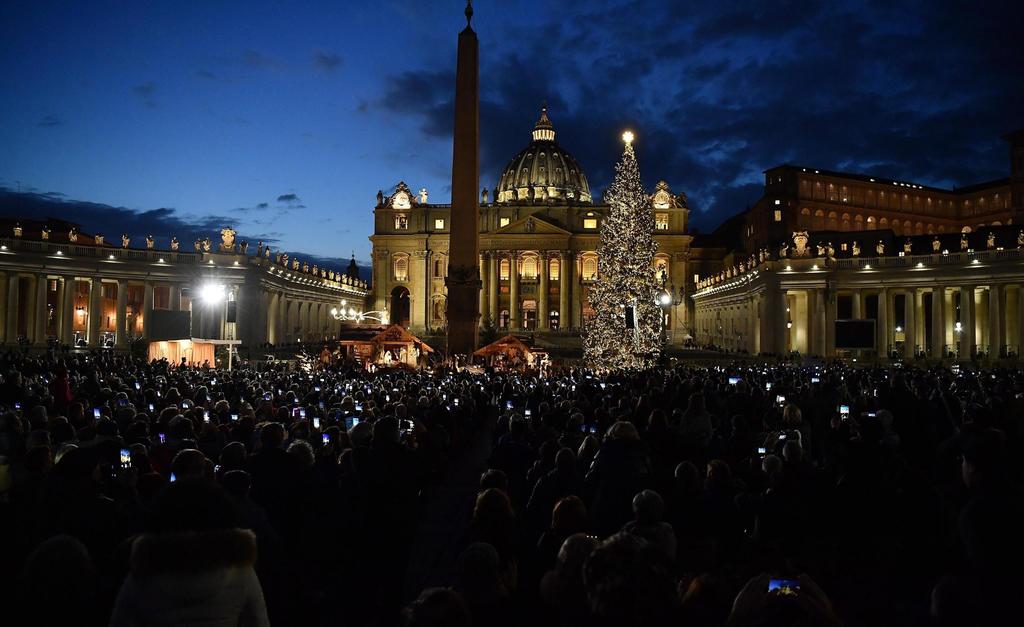 El Vaticano inaugura su Portal de Belén y enciende su árbol de Navidad