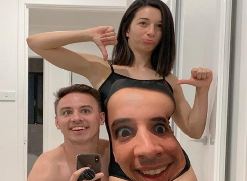 Le regala a su prometida un traje de baño con su cara en él