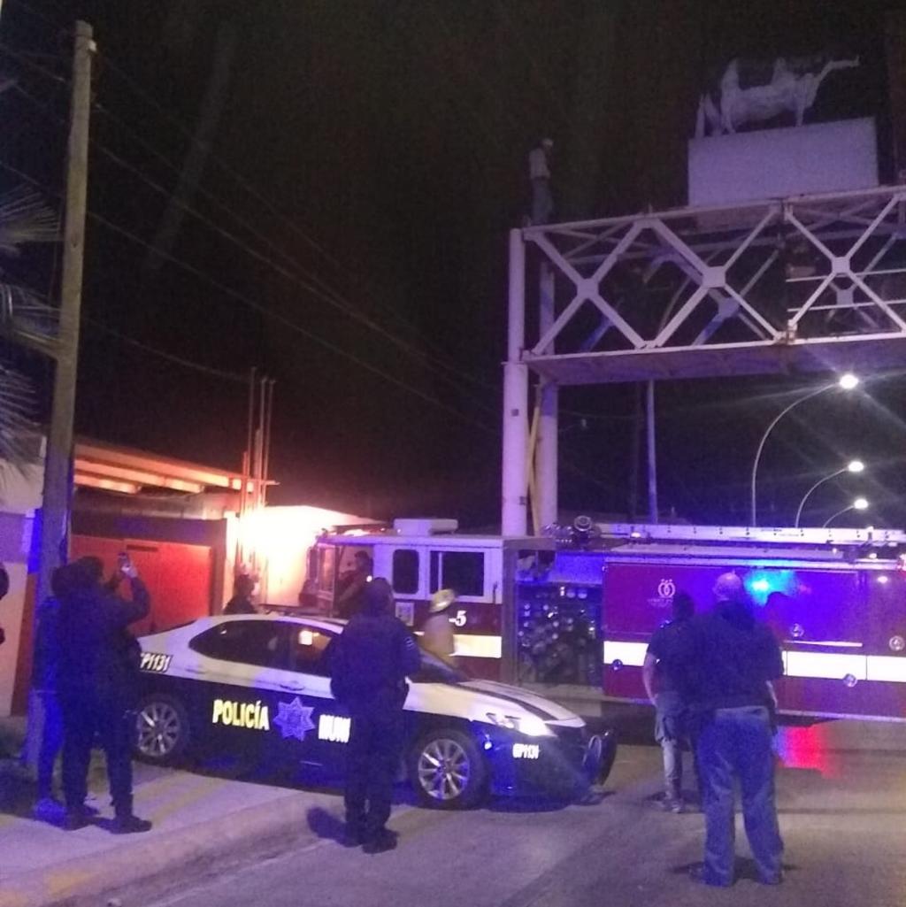 Amenaza con lanzarse de puente peatonal en Gómez Palacio
