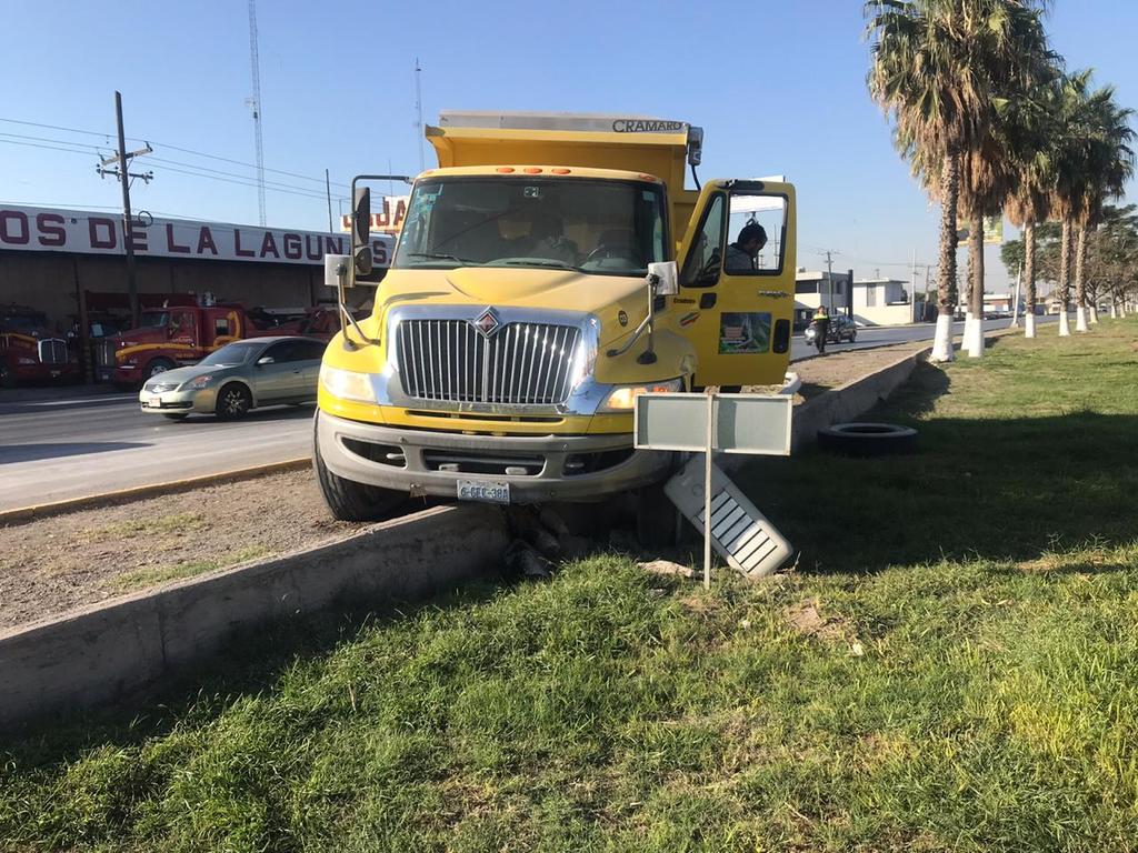 Camión materialista derriba poste en Gómez Palacio