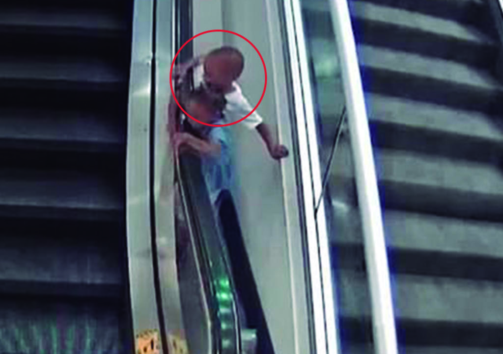 Niño de tres años muere al caer de escaleras eléctricas en aerpuerto