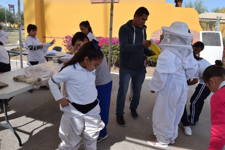 Acuden cientos de escolares a la Feria de la Miel 2019 en Gómez Palacio