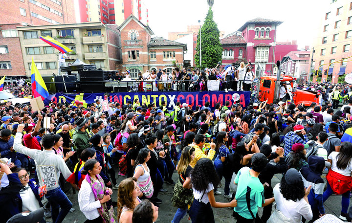 Protestan en Colombia con caravana musical