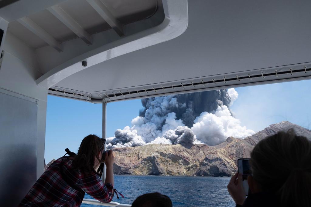 Erupción de volcán en Nueva Zelanda deja al menos cinco muertos