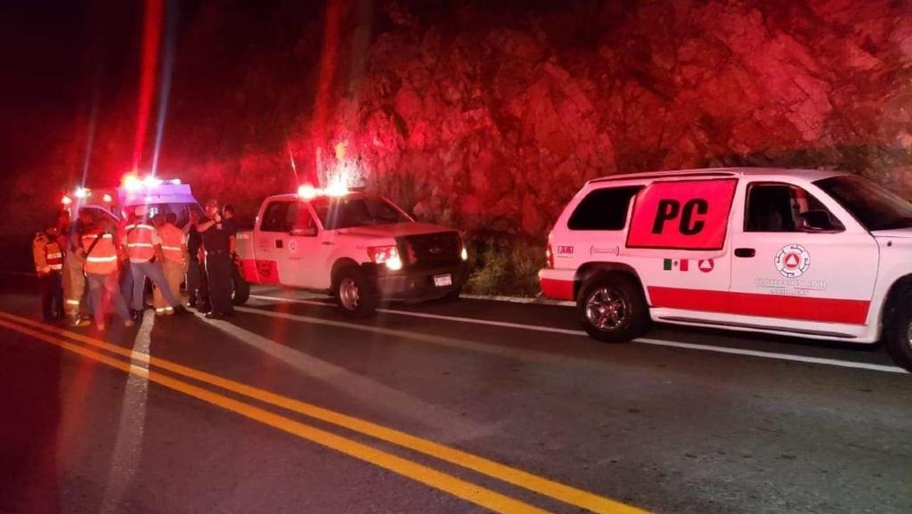 Suman 7 muertos por volcadura de pipa en Michoacán