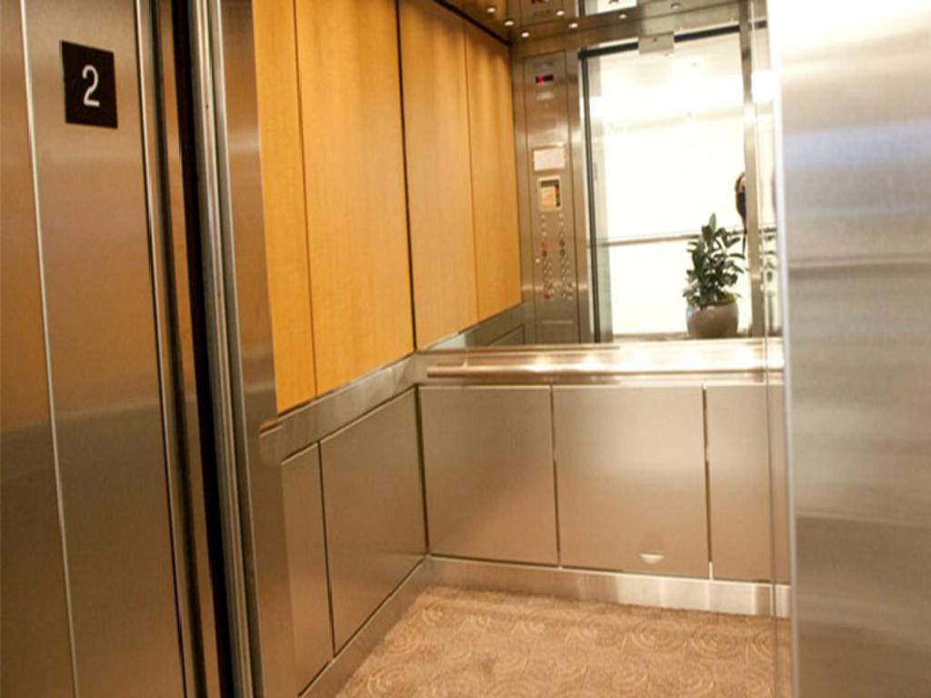 ¿Por qué hay espejos en los elevadores?