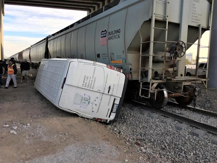 Tren impacta a camioneta en GP