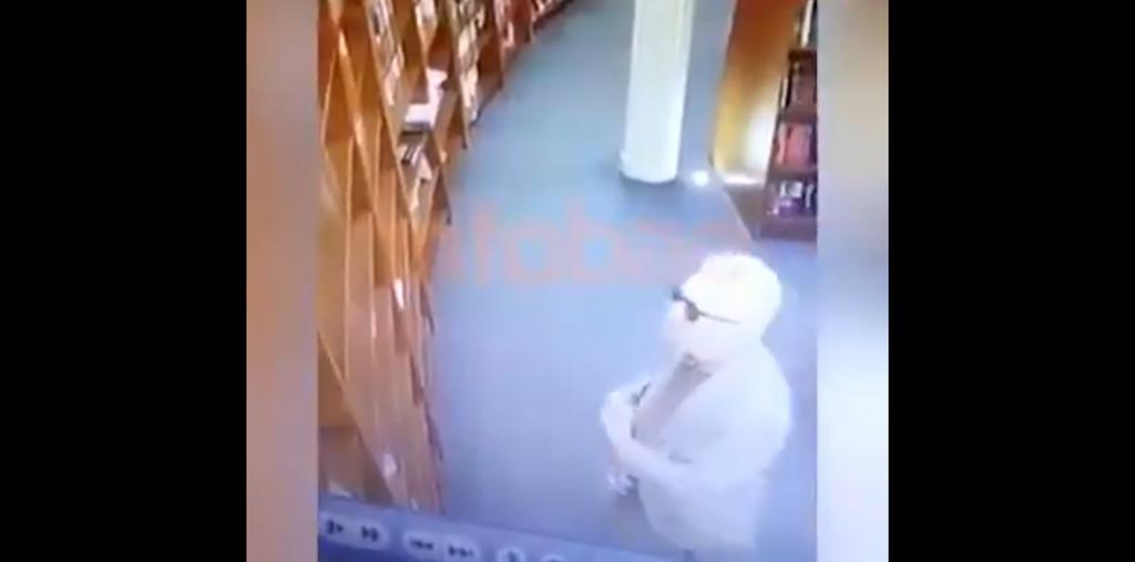 Regresa a México embajador que robó libro en Argentina