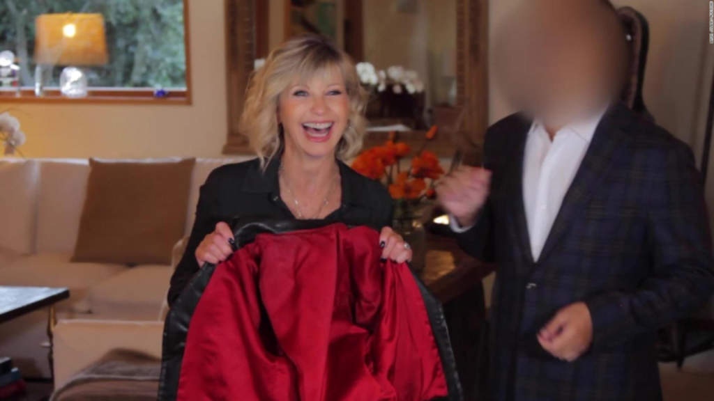 Comprador de chaqueta de Grease, se lo devuelve a Olivia Newton-John