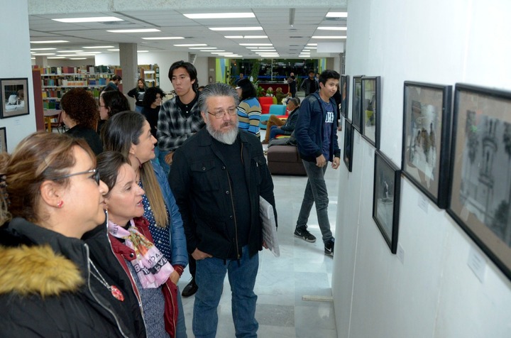 Universitarios inauguran expo fotográfica