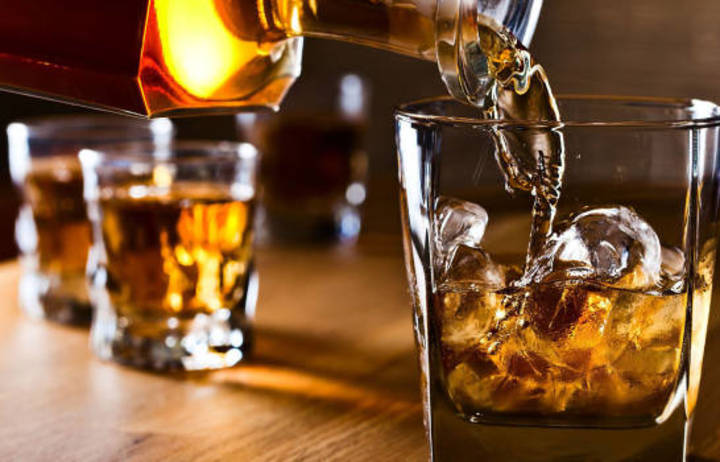 ¿Qué es la drunkorexia?