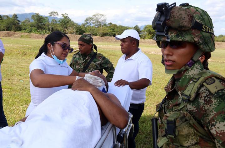 Explota coche bomba en base militar colombiana; tres soldados heridos