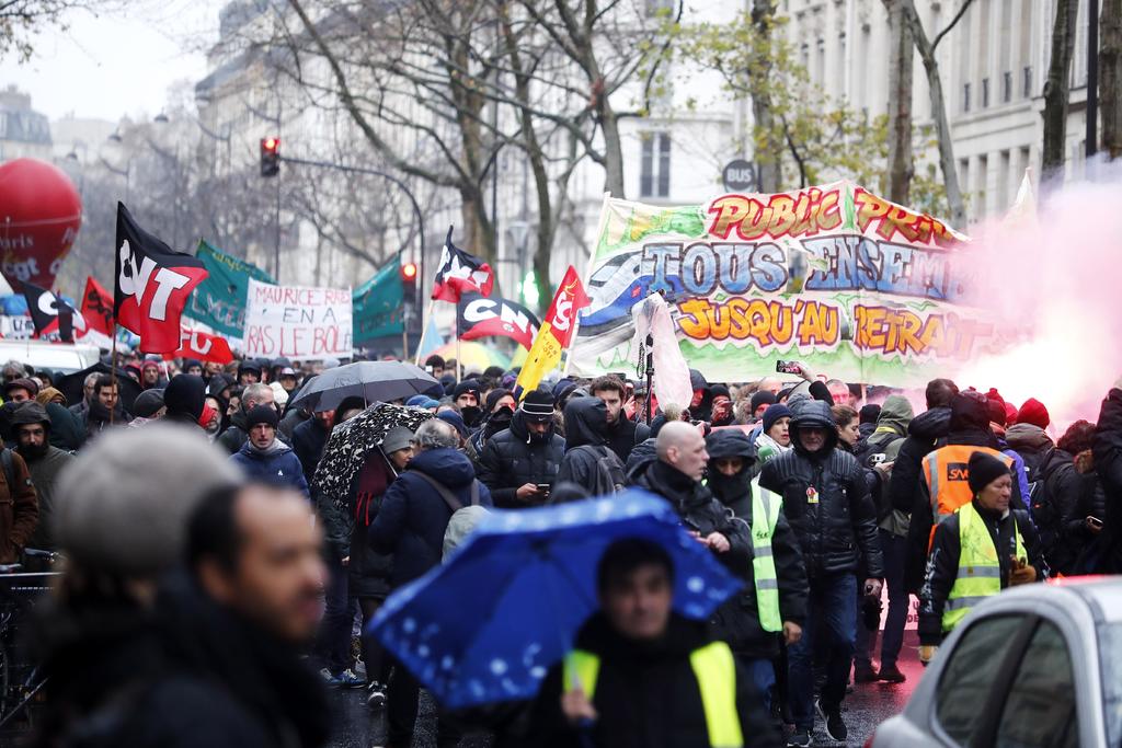 Macron sigue adelante con reforma jubilatoria pese a protestas