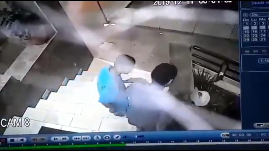 Captan en video asalto a hombre en Guanajuato; lo apuñalan y golpean
