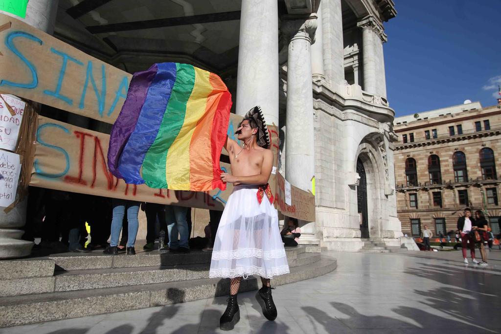 Reabren Bellas Artes, tras breve protesta de drag queens