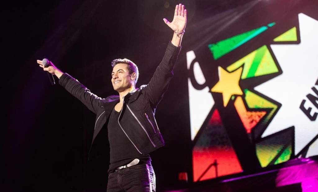 Carlos Rivera celebra cien conciertos de su Guerra Tour con fans argentinas