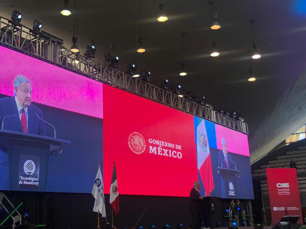 Pactan AMLO y Tec de Monterrey ofrecer becas a estudiantes de bajos recursos