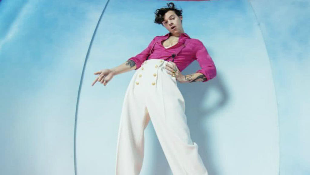 Harry Styles defiende su derecho a usar ropa de mujer