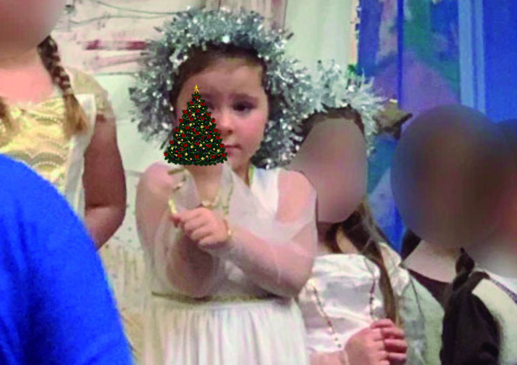 Niña 'tira dedo' a padres por veinte minutos en festival navideño