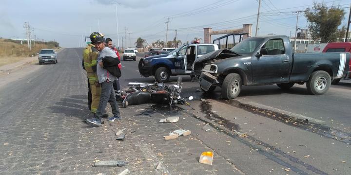 Un lesionado en choque entre moto y camioneta