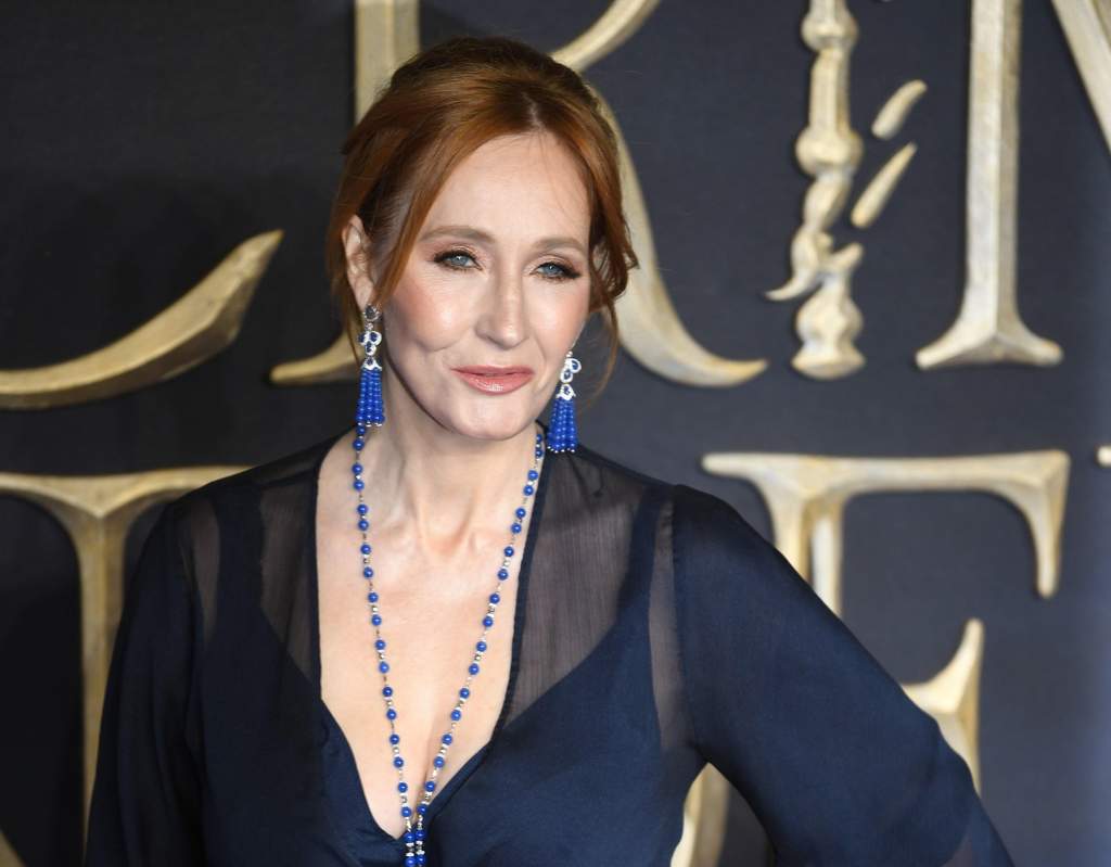 Acusan J.K. Rowling de transfóbica tras polémico tuit