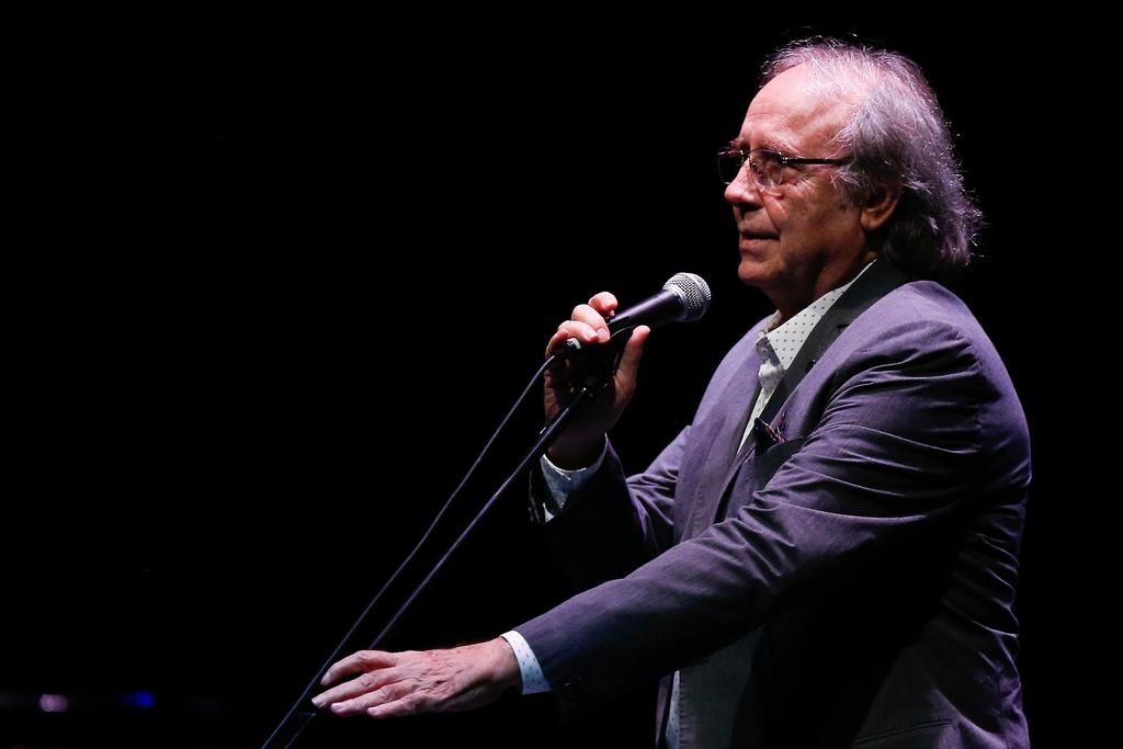 1943: Nace Joan Manuel Serrat, reconocido cantautor y escritor español