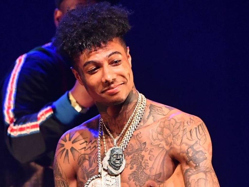Rapero Blueface celebra regalando dinero a los pobres