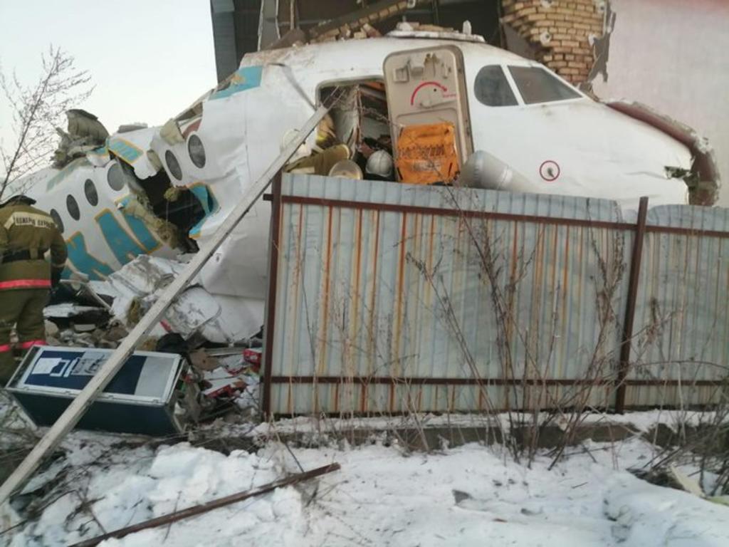 Aeronave con 100 pasajeros se estrella en Kazajistán