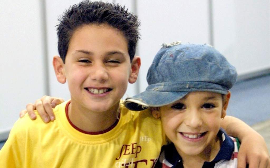 Danna Paola y Alejandro Speitzer recrean foto de infancia