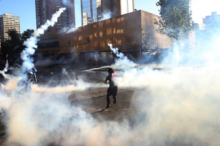Represión en última marcha del año en Chile