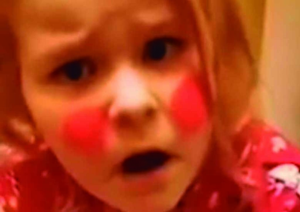 Niña hace berrinche para poder irse a un bar con su papá