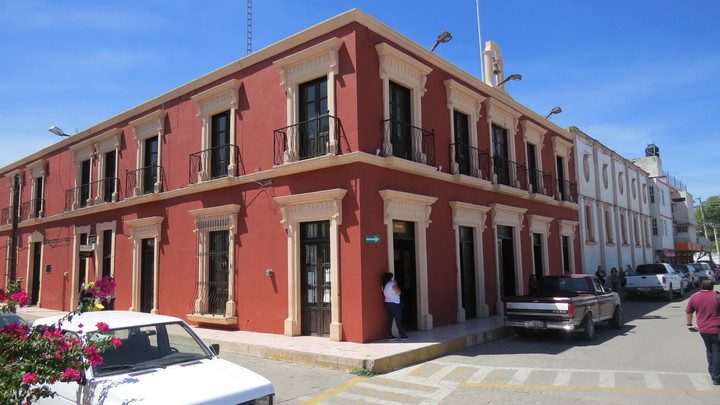 Pavimentan tres calles más de Vicente Guerrero