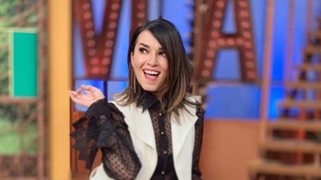 Laura G casi enseña de más al realizar el Papantla Challenge