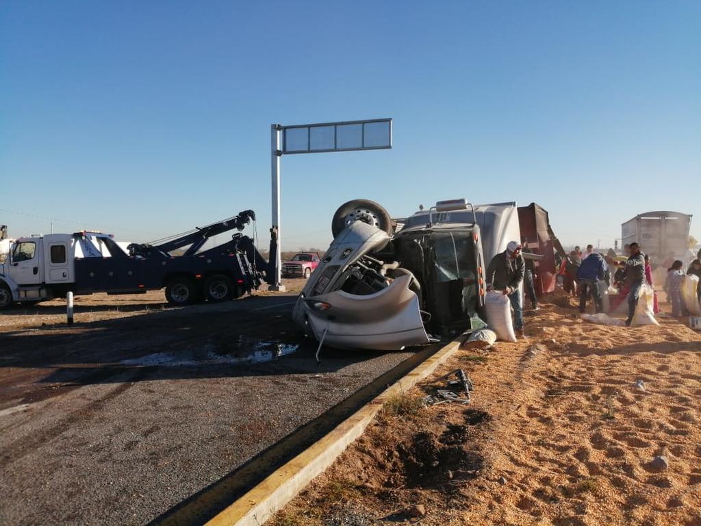 Vuelca tráiler cargado con grano en Gómez Palacio