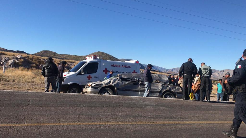 Vehículo choca con tráiler en Cuencamé; hay una mujer lesionada