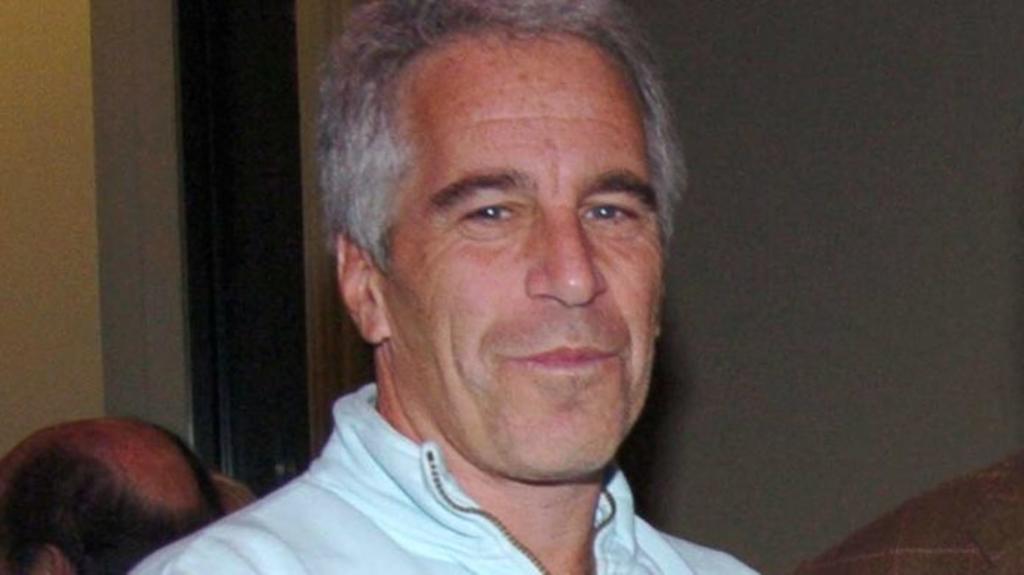 Revelan fotos de Epstein tras ser hallado muerto en su celda en EUA