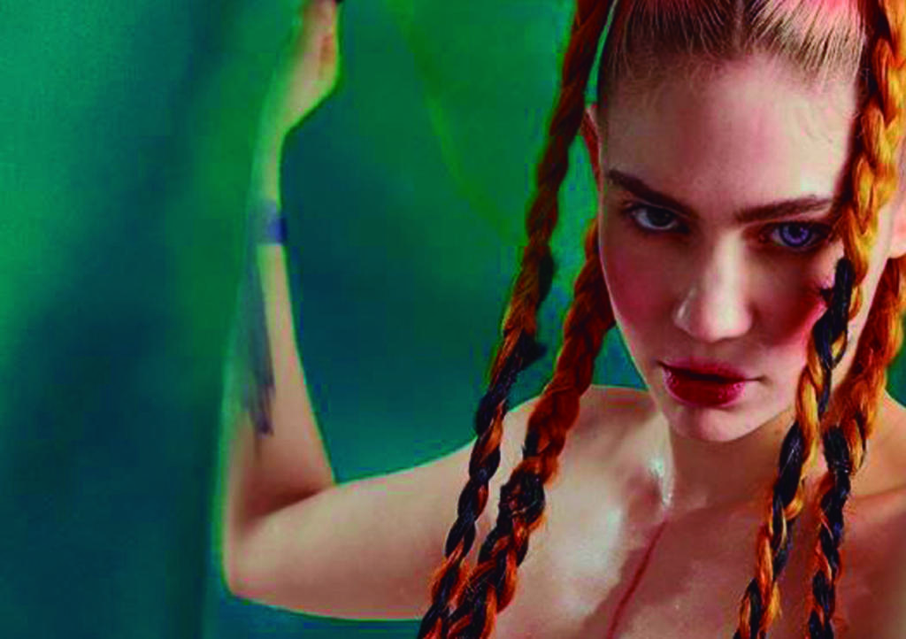 Grimes vence censura de redes sociales con foto topless
