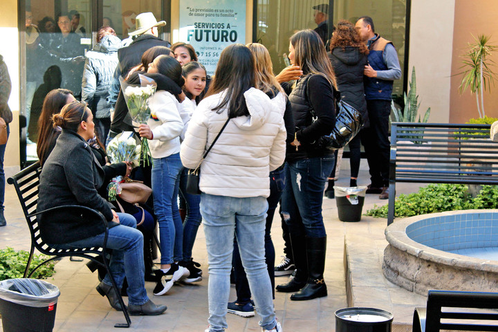 Con flores, alumnos despiden a su maestra