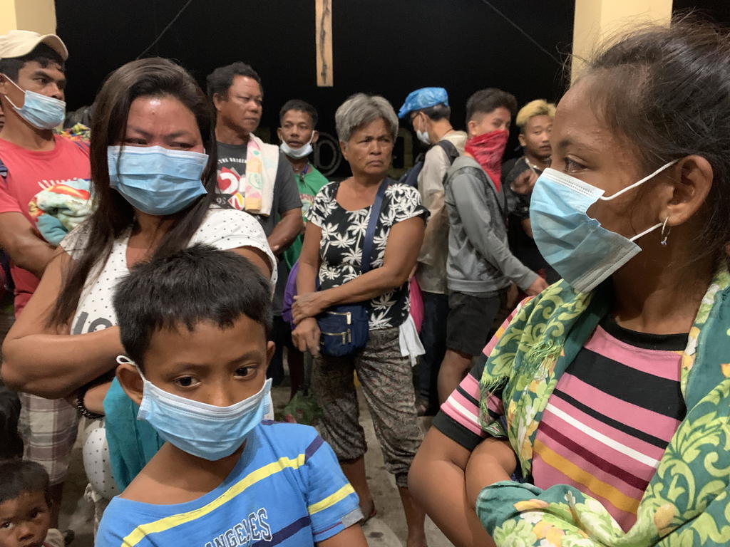 Evacuan a miles de personas por 'erupción inminente' de volcán en Filipinas