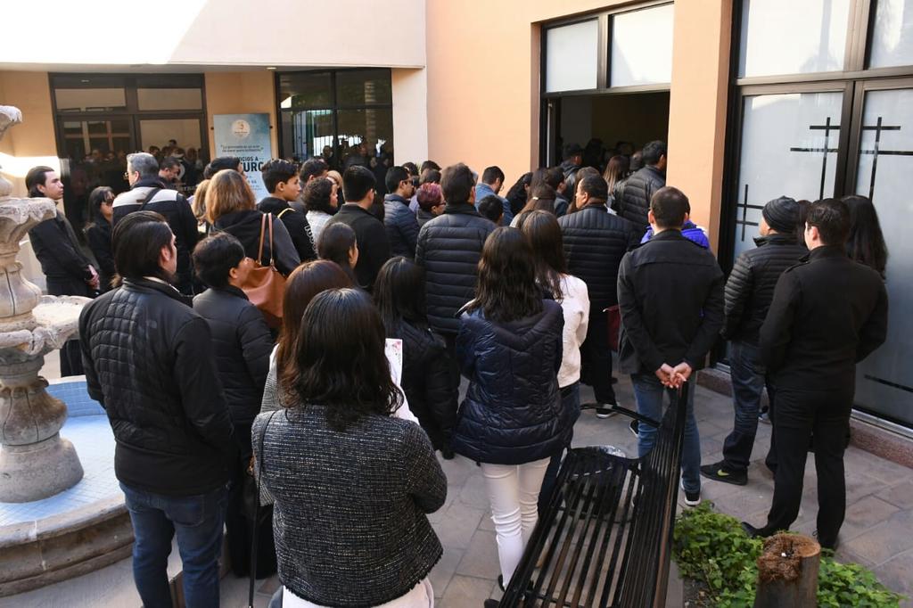 Entre aplausos, dicen adiós a maestra tras tragedia en colegio de Torreón