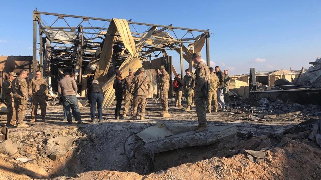 Soldados de EUA retiran escombros de base tras ataque iraní