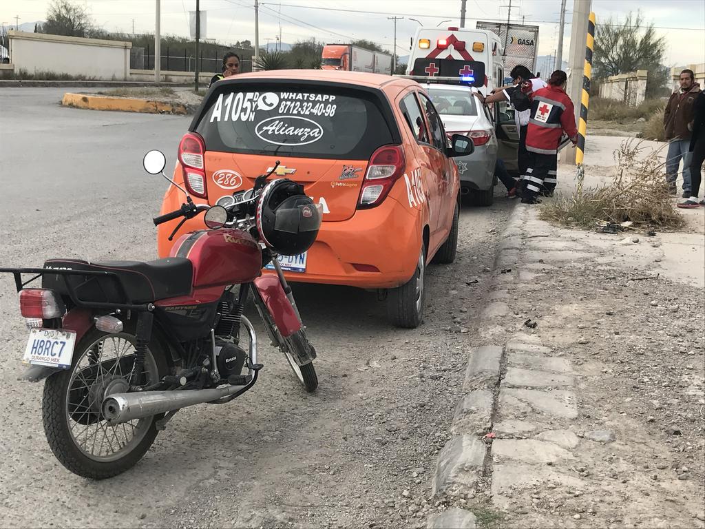 Mujer motociclista se impacta contra taxi en Gómez Palacio