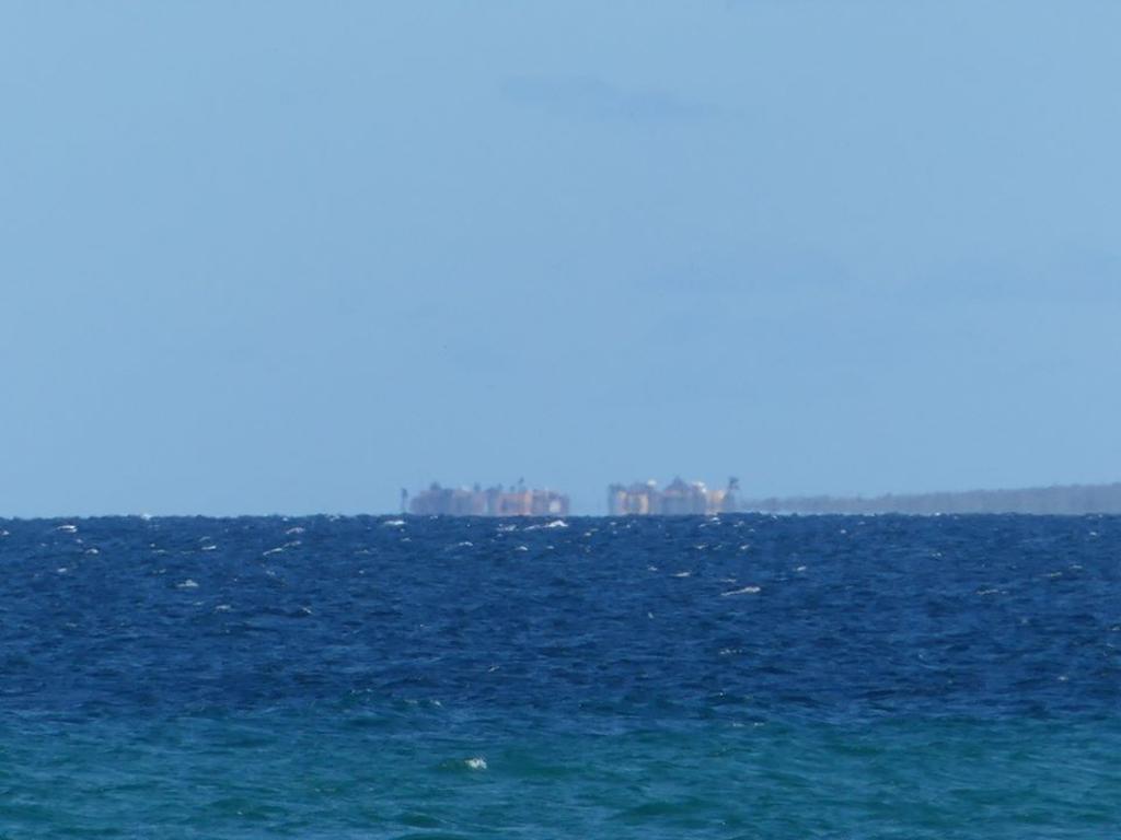 Aparece 'ciudad flotante' en playa de Baja California Sur