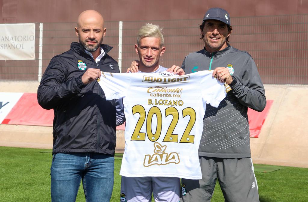 Santos Laguna hace oficial la renovación de Brian Lozano